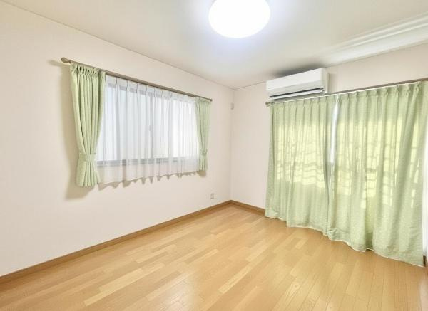 【子供部屋】 | 光が沢山取り込める大きな窓。2面採光なので、日差しを長時間受ける事が出来る暖かいお部屋です。