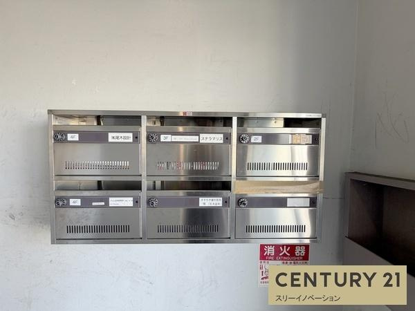 三軒家西小島ビルのエントランス