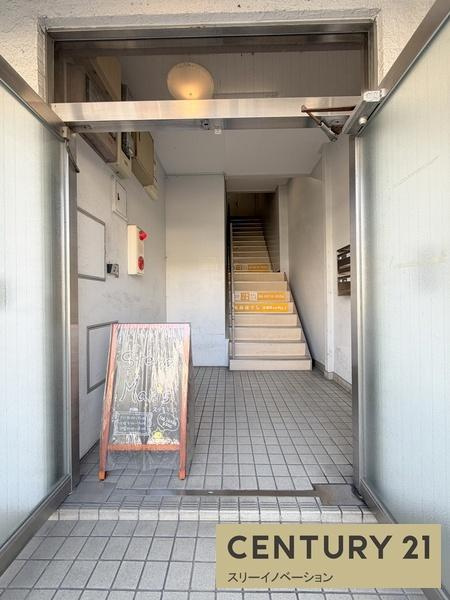 三軒家西小島ビルのエントランス