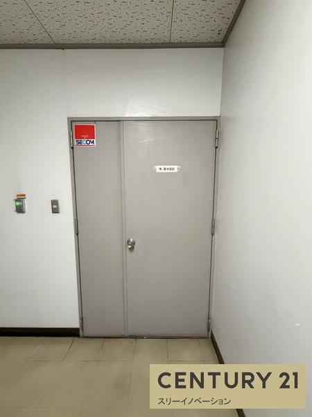 三軒家西小島ビルの玄関