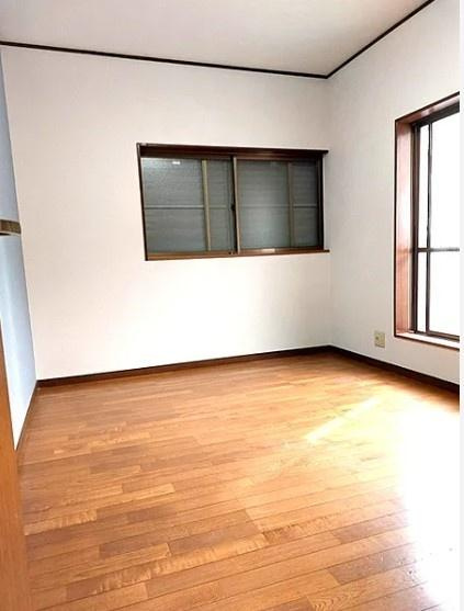 北葛城郡上牧町松里園２丁目の中古一戸建の洋室|■現地撮影写真■陽当たり・通風良好な２面採光の洋室！
