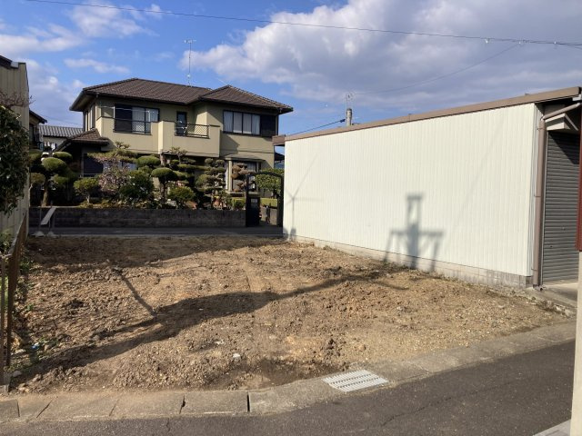各務原市那加雄飛ケ丘町1番12の前面道路含む現地写真