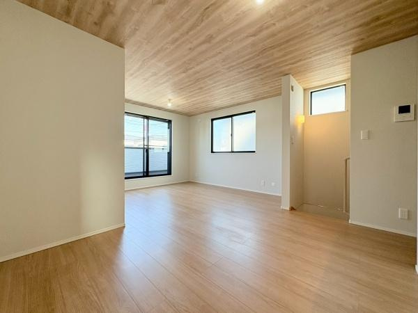 川崎市高津区東野川１丁目の中古一戸建の居間・リビング|ご家族が一番集まる場所は暖かく心地の良い空間になりそうです！