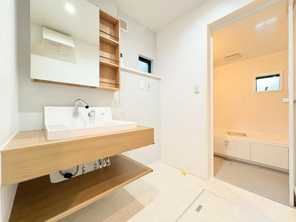 川崎市高津区東野川１丁目の中古一戸建の独立洗面台|広々した明るい洗面室です！収納もございます。