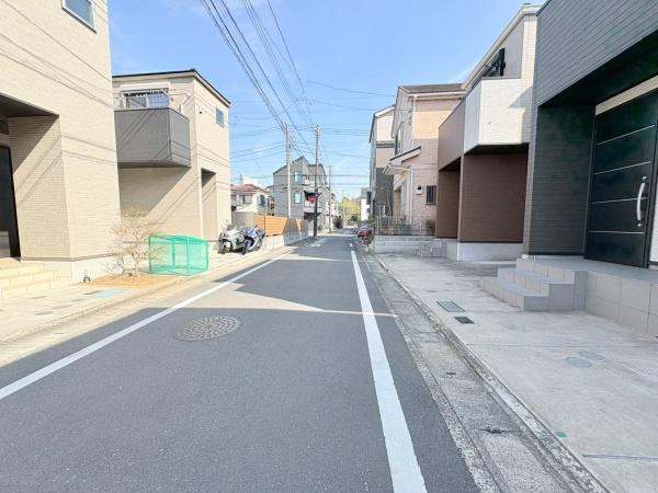 川崎市高津区東野川１丁目の中古一戸建の前面道路含む現地写真|ゆとりのある前面道路で車の通りが少ないので車の出し入れもスムーズに出来ます！