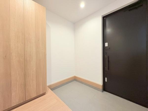 川崎市高津区東野川１丁目の中古一戸建の玄関|玄関スペースです！広いスペースになっているのでお買い物終わりで荷物があっても安心ですね！