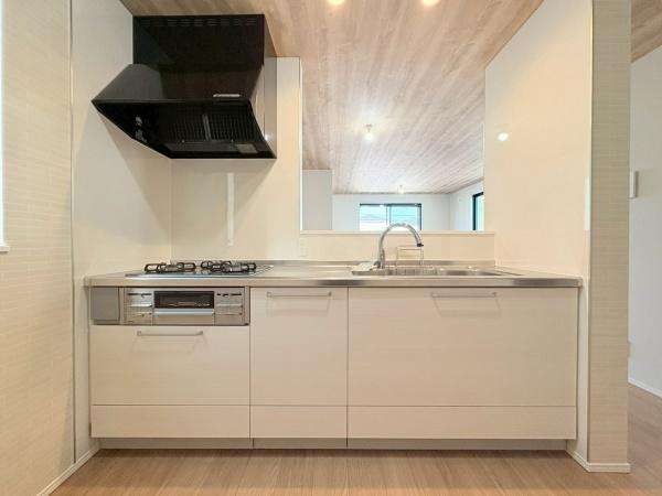 川崎市高津区東野川１丁目の中古一戸建のキッチン|対面式キッチンです！収納棚を置いても充分なキッチンスペースがあります！