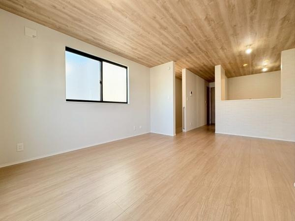 川崎市高津区東野川１丁目の中古一戸建の居間・リビング|バルコニー側から見たリビングです！窓が多く昼間はとても明るく通風良好です！