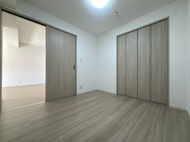 【洋室】 | 第三住吉ハイツ☆仲介手数料無料☆ | 隣接するお部屋を開放すれば、より広々とした大空間として多目的に活用いただけます。