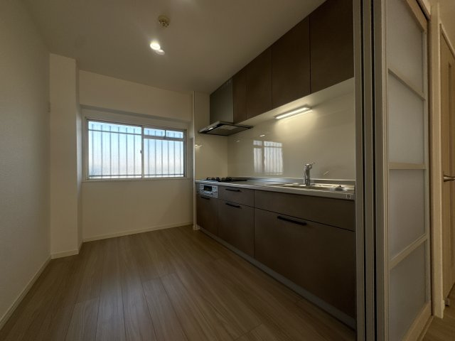 【キッチン】 | 第三住吉ハイツ☆仲介手数料無料☆ | 【光と風が通り抜ける、清潔感あふれるキッチン】 窓があることで、調理中の煙やニオイを素早く換気。さらに、自然光が入り込むためキッチンが明るく開放的になります。