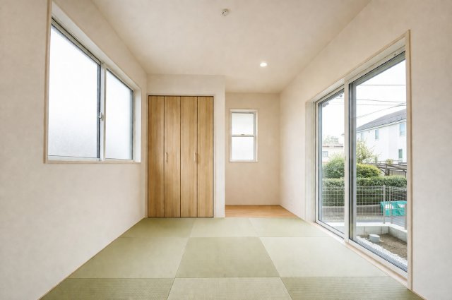 【吹抜けリビング×全室南西向きの明るい家】光と開放感に包まれる暮らし｜仲介手数料無料の和室|やわらかな畳の質感が心地よい和室空間。大きな窓から光が差し込み、リビングとつながることで開放感も演出。くつろぎの場としてはもちろん、来客時にも重宝する一室です。