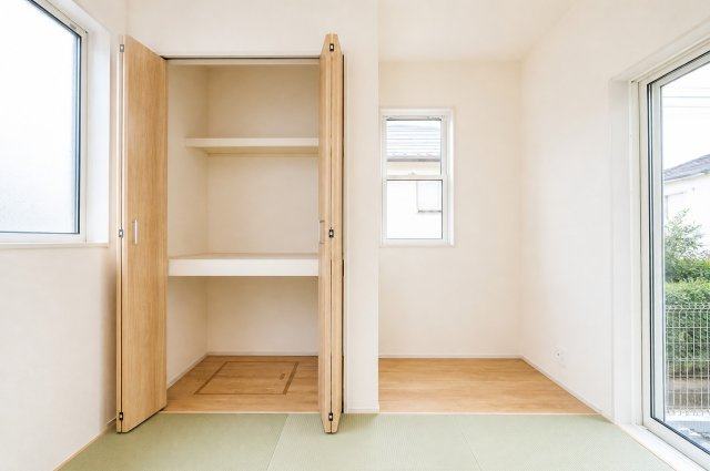 【吹抜けリビング×全室南西向きの明るい家】光と開放感に包まれる暮らし｜仲介手数料無料の収納|押入れタイプの収納を備え、寝具や季節物もすっきり収まります。使い勝手の良い奥行きで、日常使いにも便利。和室の快適さをしっかり支える収納スペースです。