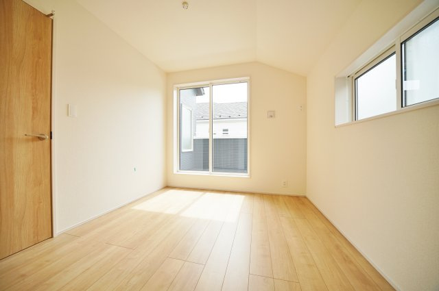 【吹抜けリビング×全室南西向きの明るい家】光と開放感に包まれる暮らし｜仲介手数料無料の洋室|コンパクトながらも使いやすい5.25帖の洋室。窓からの光がやさしく広がり、落ち着いた時間を過ごせる空間に。子ども部屋や書斎としても活用しやすい一室です。