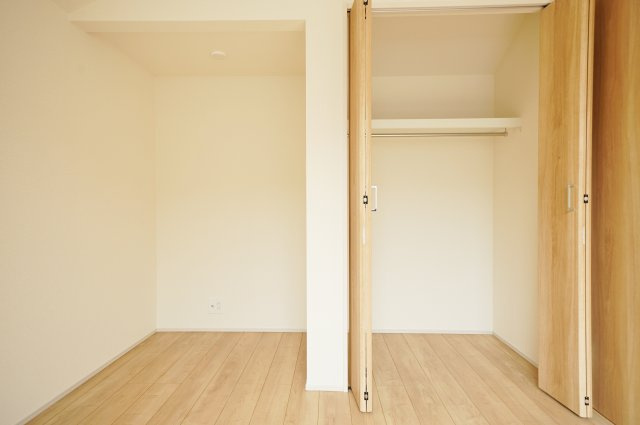 【吹抜けリビング×全室南西向きの明るい家】光と開放感に包まれる暮らし｜仲介手数料無料の収納|ハンガーパイプ付きで衣類もすっきり収納可能。奥行きもしっかり確保されており、日用品や季節物まで幅広く対応。空間を無駄なく使える嬉しい設計です。
