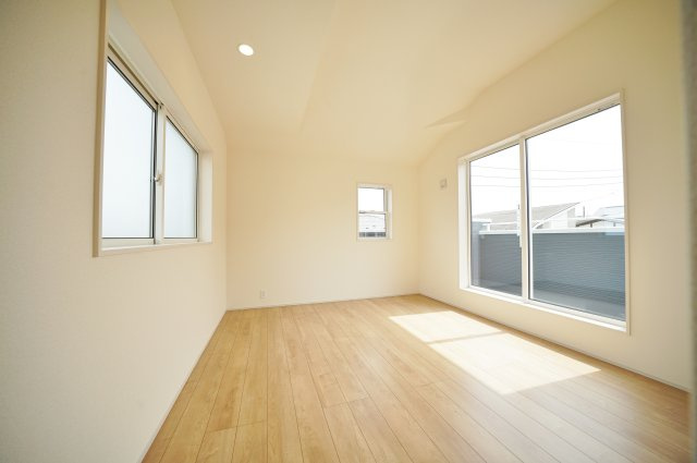 【吹抜けリビング×全室南西向きの明るい家】光と開放感に包まれる暮らし｜仲介手数料無料の洋室|ゆとりある広さを確保した主寝室。大きな窓から光が差し込み、落ち着きのある空間を演出します。ベッドを置いてもゆとりがあり、ゆったりとした時間を過ごせます。