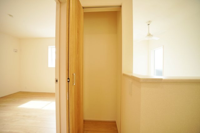【吹抜けリビング×全室南西向きの明るい家】光と開放感に包まれる暮らし｜仲介手数料無料の収納|2階ホールに設けられた収納スペースは、日用品や季節物の整理にも便利。各居室とは別に収納を確保することで、生活空間をすっきりと保てます。暮らしやすさを高める、さりげない工夫が感じられます。