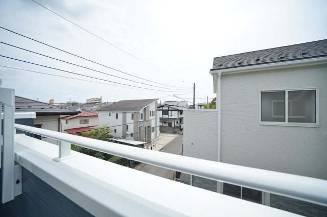 【吹抜けリビング×全室南西向きの明るい家】光と開放感に包まれる暮らし｜仲介手数料無料の展望|周囲に高い建物が少なく、空へと視線が抜ける穏やかな眺望。住宅街ならではの落ち着いた景色が広がり、日々の暮らしに安心感をもたらします。時間とともに変わる空の表情も楽しめるロケーションです。