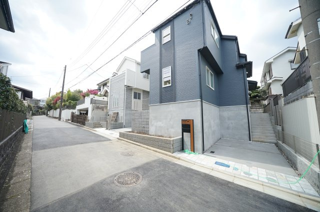 【吹抜けリビング×全室南西向きの明るい家】光と開放感に包まれる暮らし｜仲介手数料無料の前面道路含む現地写真|前面道路は約4.4ｍあり、車の出し入れもしやすいゆとりある幅員です。交通量も多くなく、落ち着いた住環境。周辺は戸建てが立ち並ぶ閑静な住宅街で、安心してお住まいいただけます。