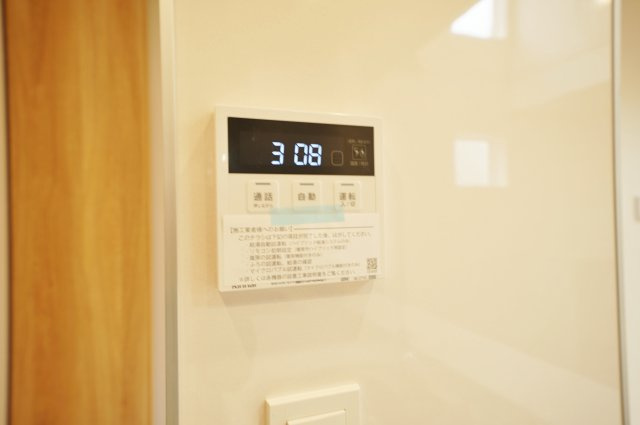 【吹抜けリビング×全室南西向きの明るい家】光と開放感に包まれる暮らし｜仲介手数料無料の発電・温水設備|追い焚き・自動湯はり機能付きで、いつでも快適なバスタイム。 ご家族の入浴時間が異なっても安心して使えます。
