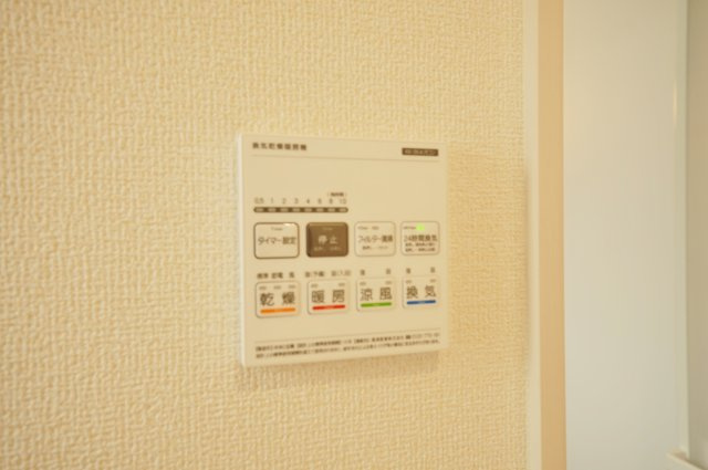 【吹抜けリビング×全室南西向きの明るい家】光と開放感に包まれる暮らし｜仲介手数料無料の浴室|雨の日や花粉の時期でも安心の浴室乾燥機付き。 天候に左右されず洗濯でき、共働きのご家庭にも便利です。