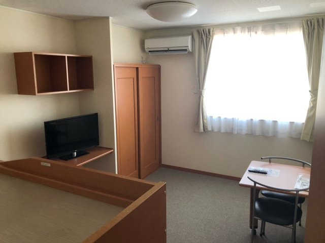 レオパレスＡｎｇｅの居間・リビング|1階はフローリング、2階はじゅうたんです。