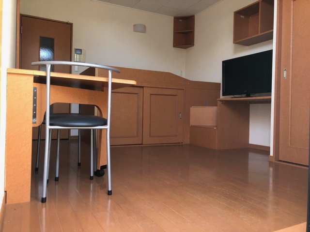 レオパレスＡｎｇｅの居間・リビング|1階はフローリング、2階はじゅうたんです。