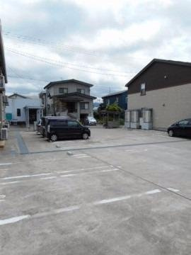 フラン　ビエ　Ａの駐車場|駐車場があるので、車を買う予定の方も安心です