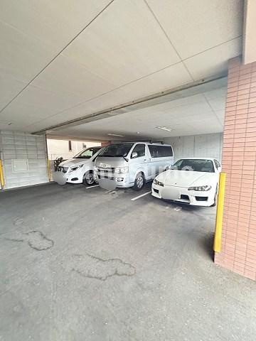 ブライトライフの駐車場