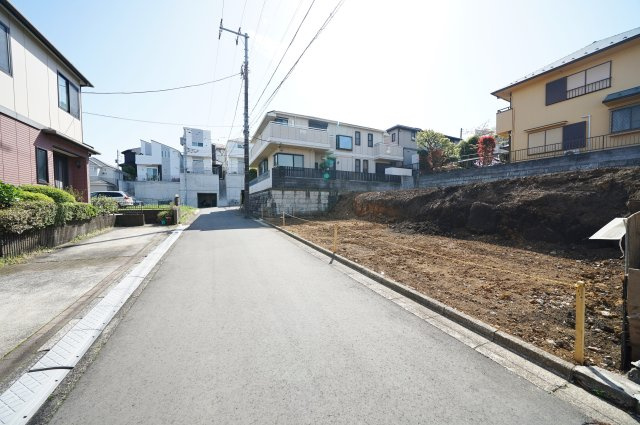 【横浜市旭区中沢3丁目54-7全2棟新築戸建て】★仲介手数料無料★（中沢小学校・旭中学校）の前面道路含む現地写真