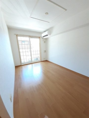 メリディオ　Ⅰ番館の居間・リビング|こちらの居間で趣味の時間をお楽しみください