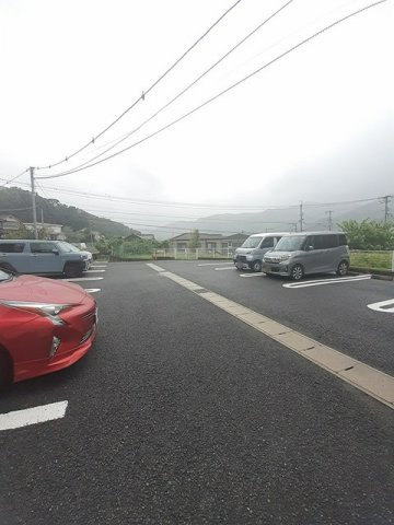ディア・フリーデンＣの駐車場|車をお持ちの方に嬉しい駐車場付きの物件です