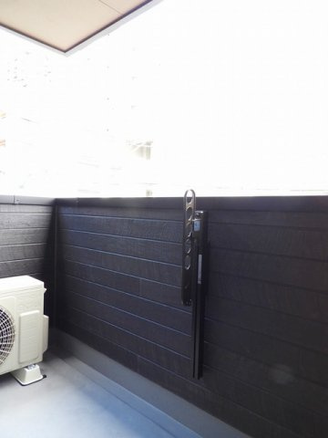 二番館のバルコニー|外からの目が気にならないバルコニーで洗濯物が干せます