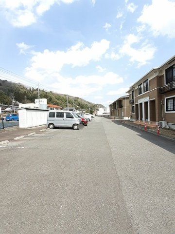 ハピネスコート　Ｂの駐車場|駐車場があるので、車を買う予定の方も安心です