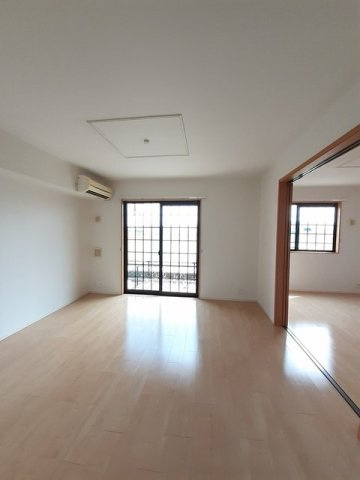 ハピネスコート　Ｂの居間・リビング|こちらのリビングで趣味の時間をお楽しみください