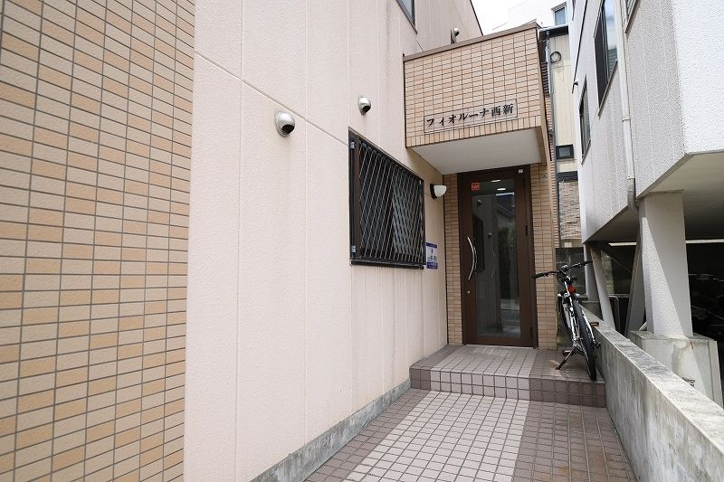 福岡市早良区祖原のアパートのエントランス