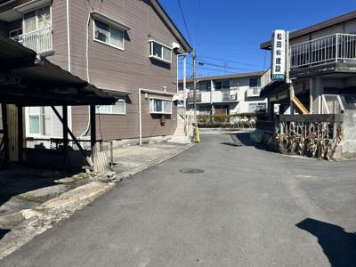 【前面道路含む現地写真】 | 橘売地 | 一般的な宅地の約2倍の広さ。二世帯住宅にも最適なサイズ感。