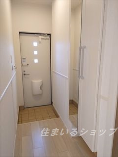 安芸高田市吉田町吉田のアパートの玄関|ミラー付き大型シューズボックス