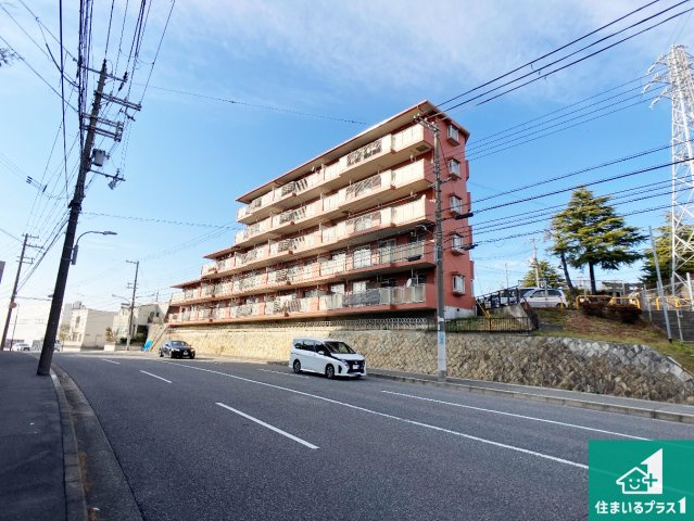ハイレジデンス朝霧の外観|周辺は閑静な住宅街！前面道路広々で車の出し入れも便利です。駐車が苦手な方でも安心して車庫入れできます！