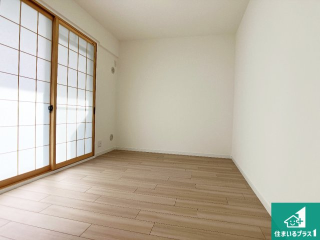 ハイレジデンス朝霧の洋室|寝室は心地よい眠りについてもらいたくて、シンプルかつ開放的な空間な設計にしています！大きな窓から差し込む日が心地いいです♪