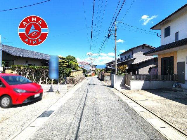 那珂川市片縄西5丁目第3-1棟（1号棟）の前面道路含む現地写真|前面道路は閑静な住宅地をはしる車通りの少ない道路。お車の出し入れが苦手なママや小さなお子様にも安心ですね。しっかり舗装もされているので、ベビーカーや自転車で通っても快適に通行できます。