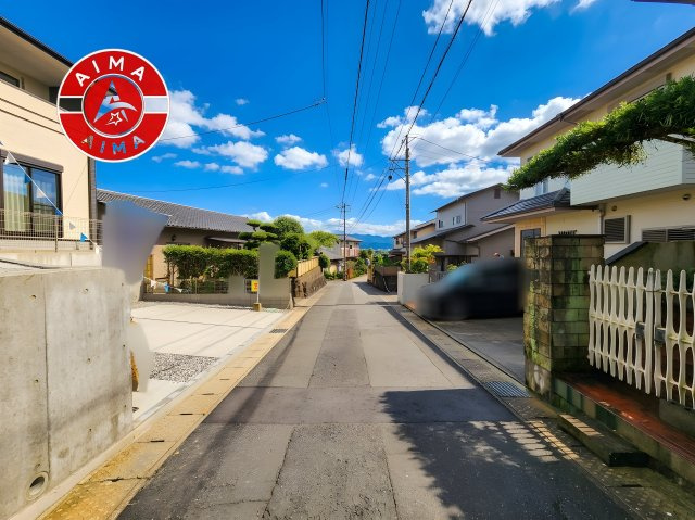 那珂川市片縄西5丁目第3-1棟（1号棟）の前面道路含む現地写真|前面道路は閑静な住宅地をはしる車通りの少ない道路。お車の出し入れが苦手なママや小さなお子様にも安心ですね。しっかり舗装もされているので、ベビーカーや自転車で通っても快適に通行できます。
