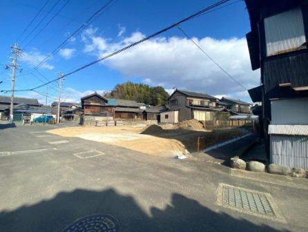 知多市日長字山之腰　売り土地の前面道路含む現地写真