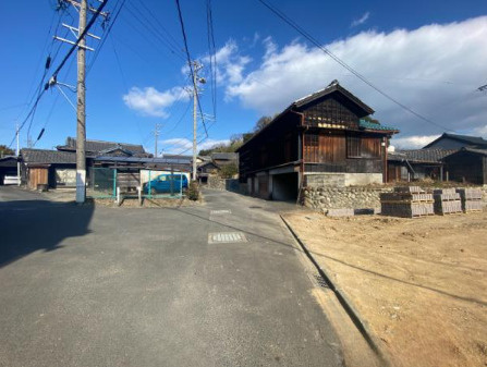 知多市日長字山之腰　売り土地の前面道路含む現地写真