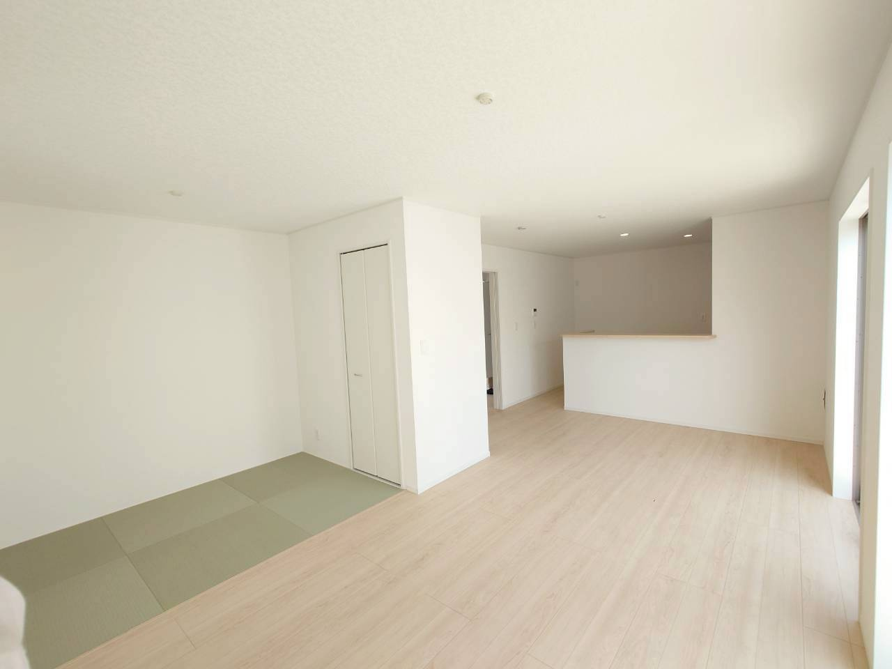 ♥♥うるま市与那城屋慶名第6-2号棟（全4棟）の居間・リビング|おしゃれなリビングです