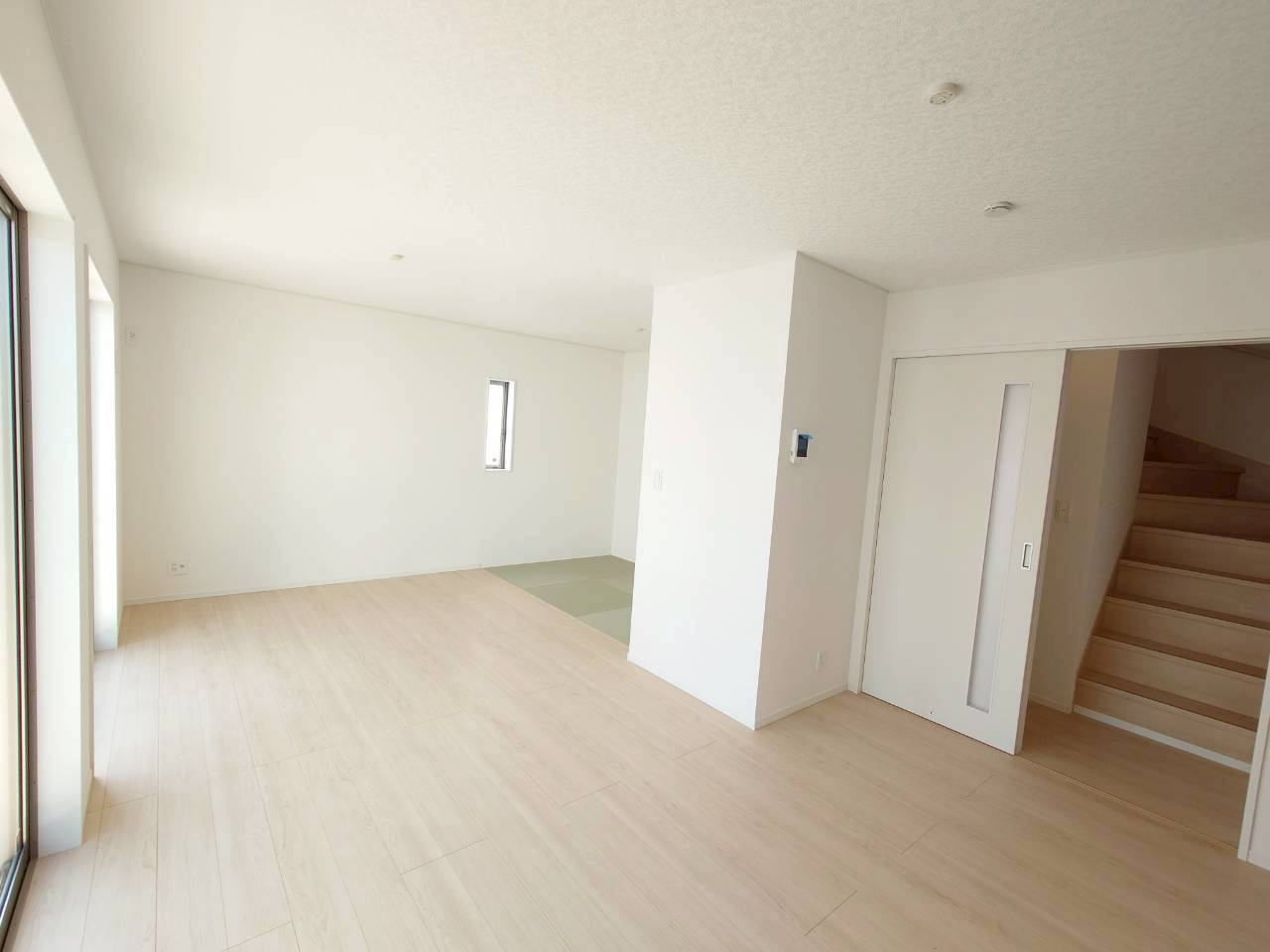 ♥♥うるま市与那城屋慶名第6-2号棟（全4棟）の居間・リビング|おしゃれなリビングです