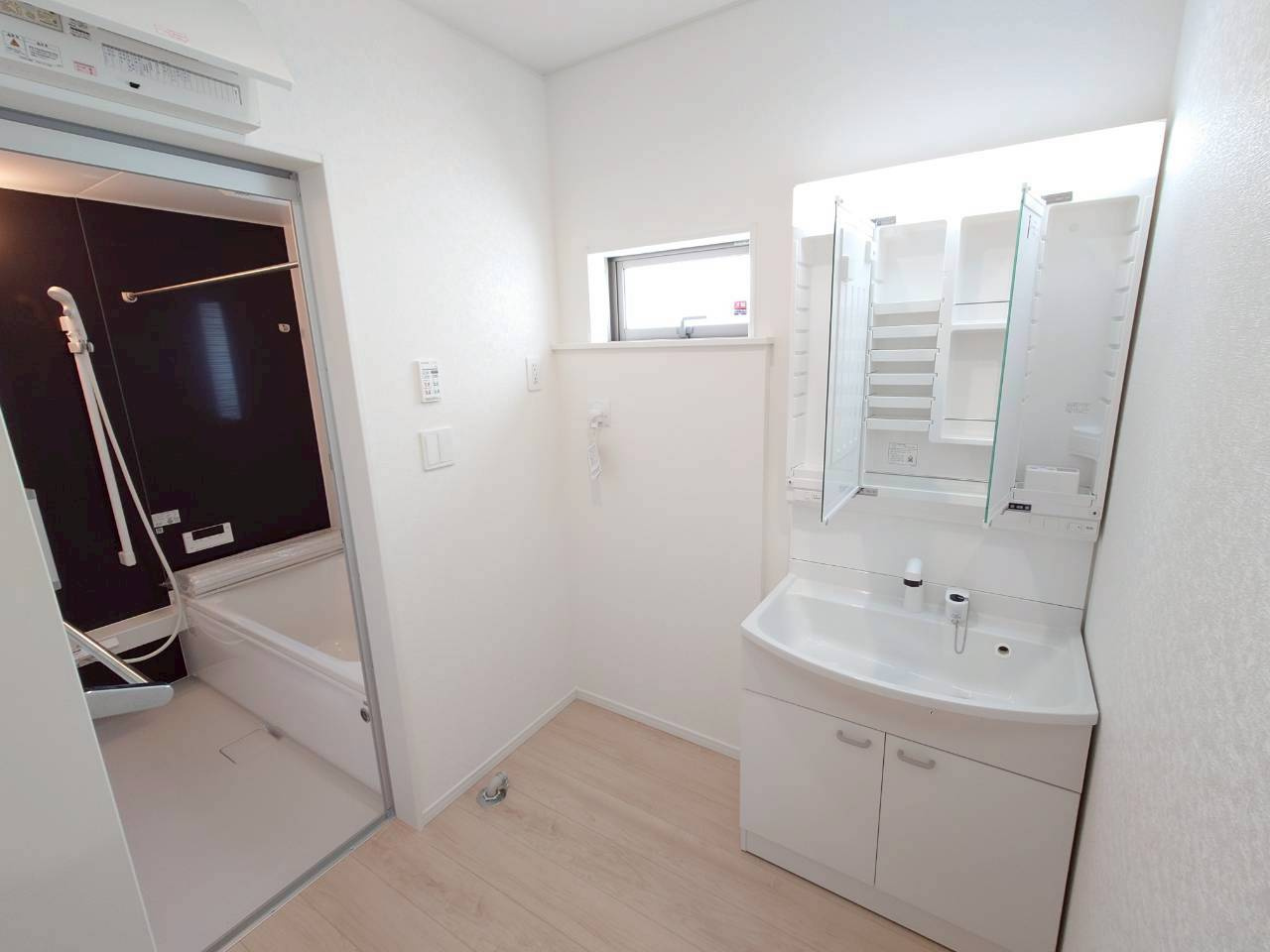 ♥♥うるま市与那城屋慶名第6-2号棟（全4棟）の独立洗面台|朝の身支度には欠かせない独立洗面化粧台