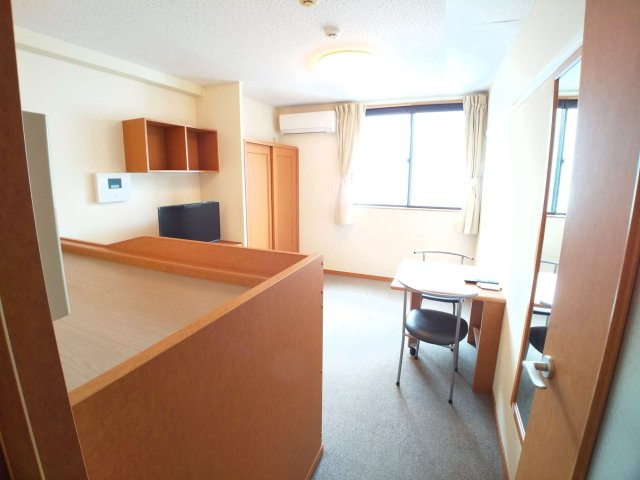 レオパレス新堂Ⅱの居間・リビング|ワイドな窓にて明るいお部屋