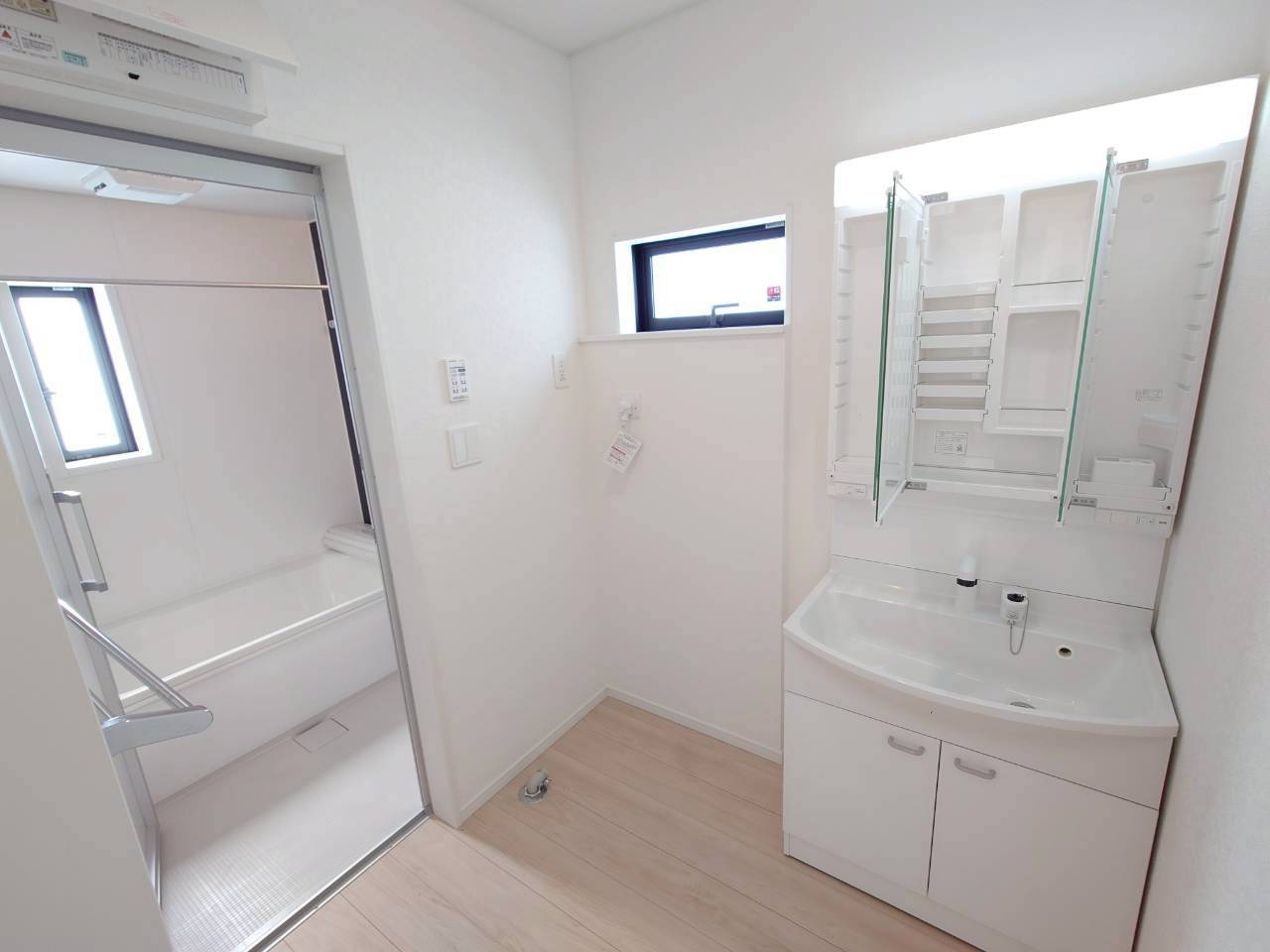 ♥♥うるま市与那城屋慶名第6-4号棟（全4棟）の独立洗面台|独立洗面台、小物を置くことができて便利です