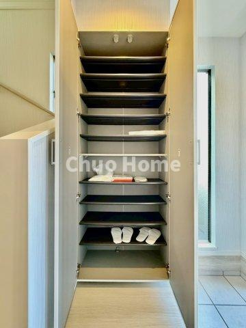 江東区亀戸7丁目中古住宅の玄関|【玄関】玄関には大型のシューズクローゼットを設置しておりますのでいつでもスッキリりとした空間を保てます。玄関周りを清潔に使うのはとても大事なことですよね。
