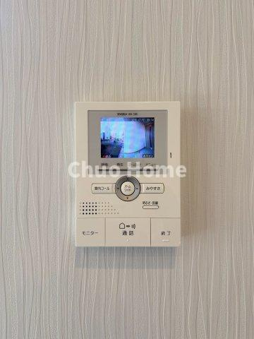 江東区亀戸7丁目中古住宅のセキュリティ|【モニターホン】誰が来たかすぐにわかるカラーモニター付きインターホン。通話ボタンを押すまでは室内の音は漏れていませんので相手を確かめてから応対できます。